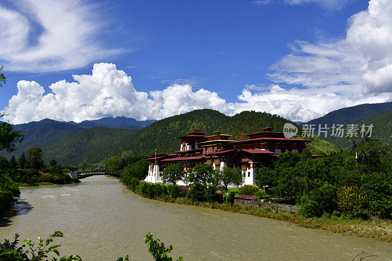 不丹Punakha Dzong和Mo Chhu河悬臂桥